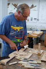 observing grain wheel in wood carving Using the grain wheel in wood carving